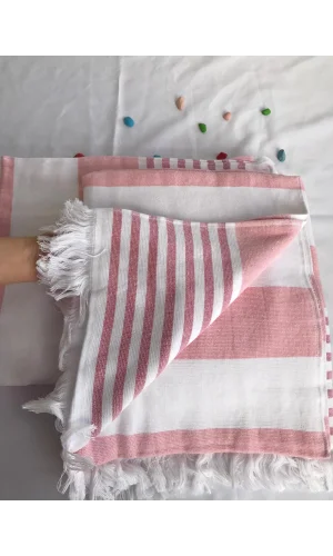 منشفة شاطئ معززة بالزهور البيضاء والشرائط