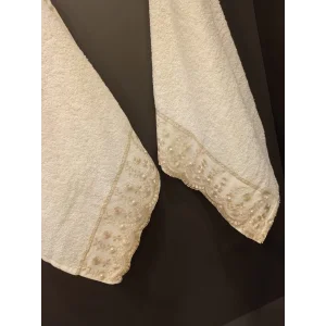 TOALLA DE BAÑO CON TEÑIDO NIVELADO EN BEIGE Y BORDADO