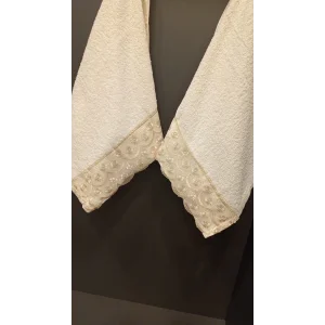 TOALLA BORDADA DE LEOPAR BATIK EN TONO DE CAFÉ