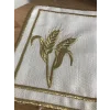 SERVILLETERO DE LINO CON BORDADO DE TRIGO BAÑADO EN ORO EN FORMA DE CUADRADO (CONJUNTO DE 6) PARA CÓCTELES, IDEAL PARA SERVIR JUNTO A LA CAFETERA.