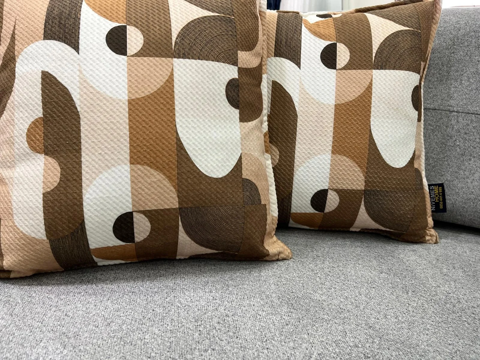 FUNDA DE COJÍN DE 45X45 CON ESTAMPADO GEOMÉTRICO BEIGE Y CAFÉ