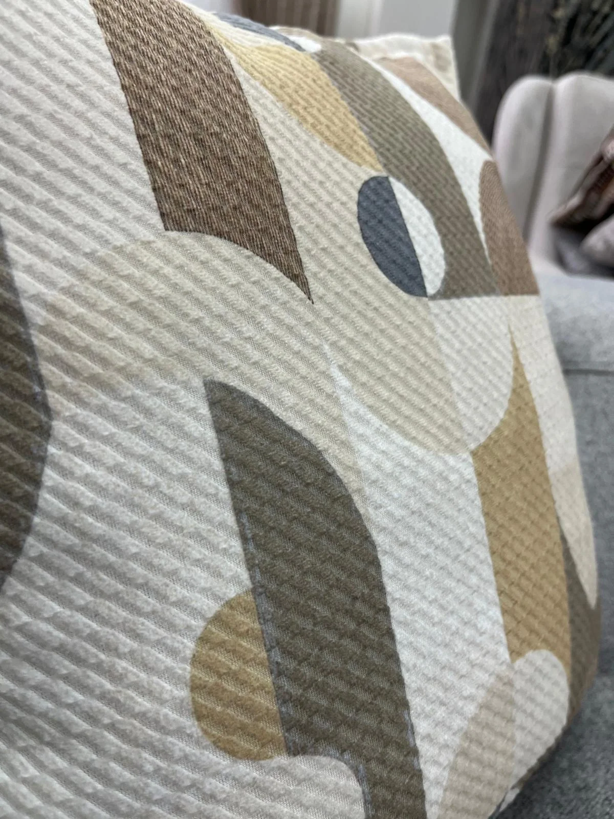 NIVEMESHOME GEOMETRİK  AÇIK KAHVE DESENLİ 45X45 DOLGULU KIRLENT KILIFI
