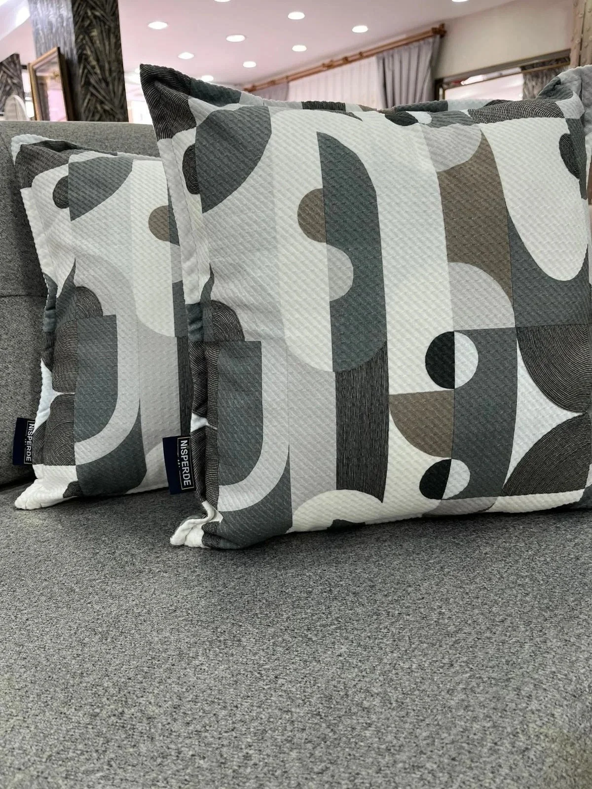 FUNDA DE COJÍN GEOMÉTRICA ANTRACITA-VERDE DE 45X45 NIVEMESHOME