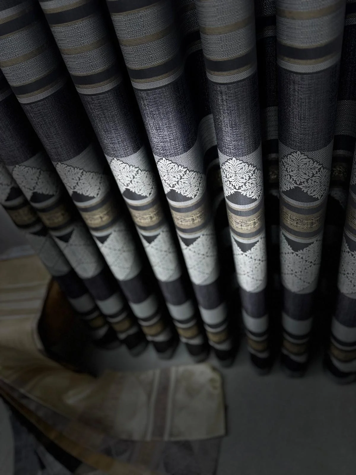 NİVEMESHOME CEYHAN V-2504 ANTRASİT 1/3 SIK PİLE FON PERDE APM