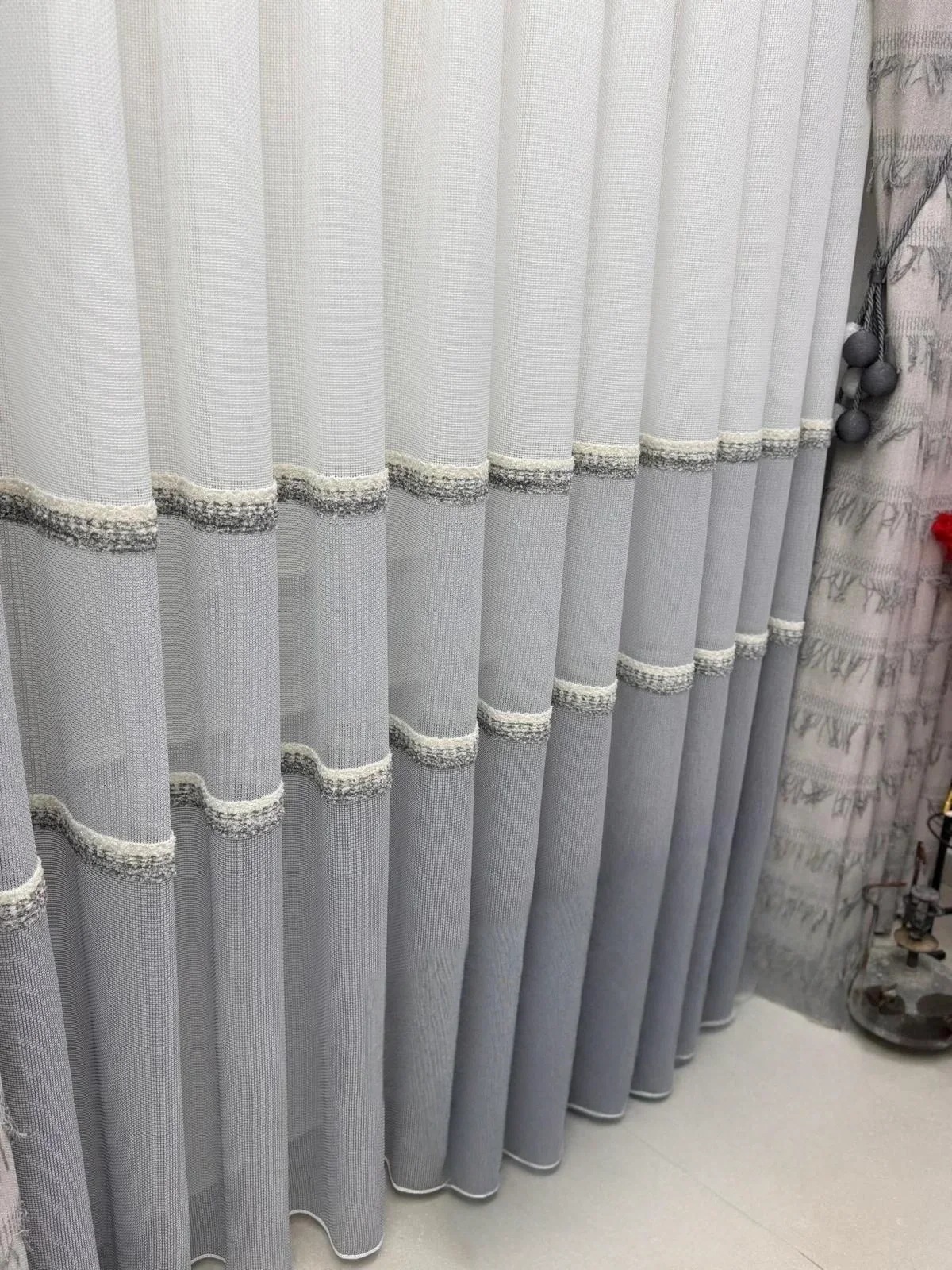 NIVEMESHOME CORTINA DE TUL GRIS CON VIGAS 1/3