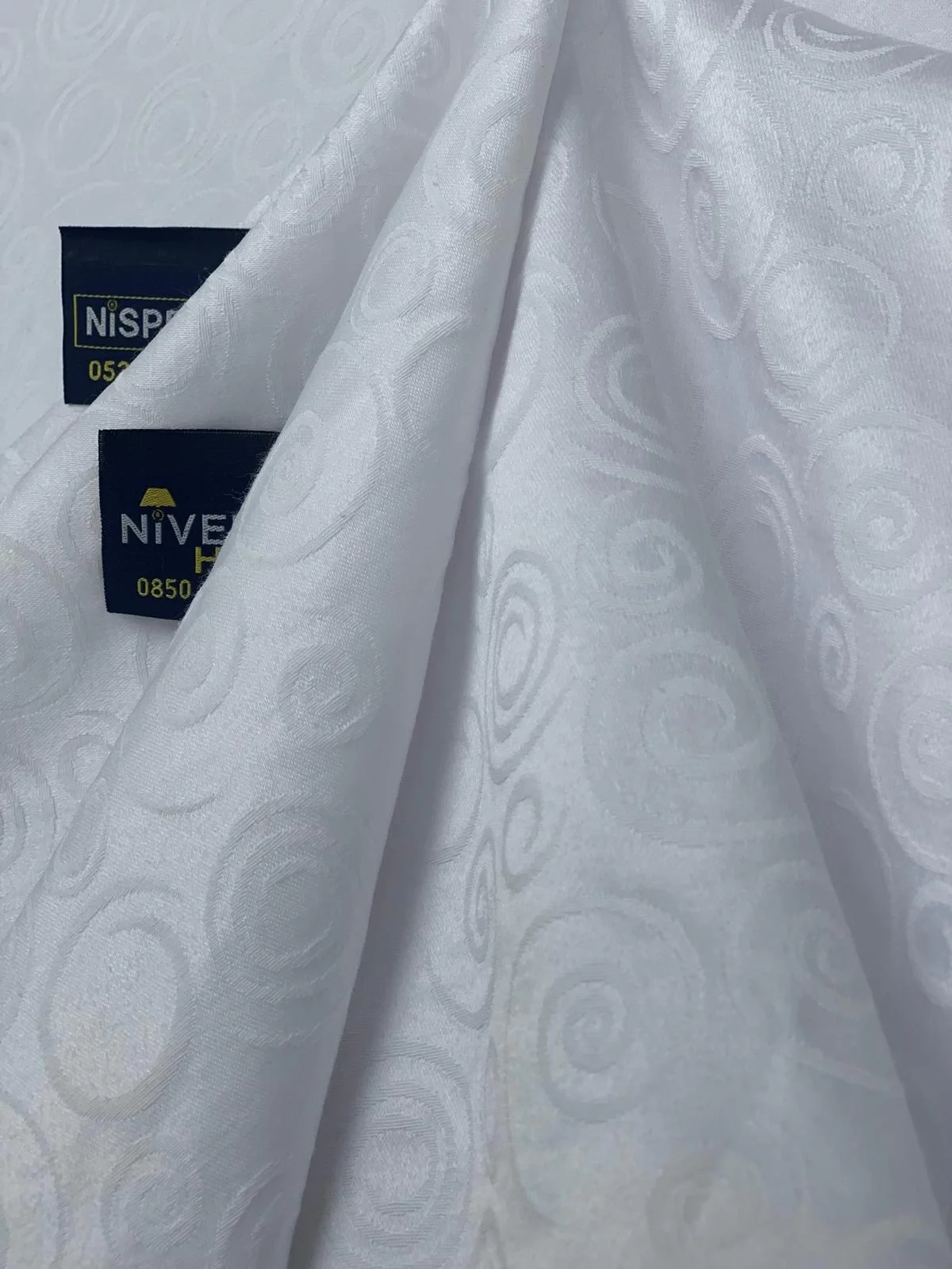 NİVEMESHOME 140X200 WEIßE RUNDEN SYMBOLFREIE FLECKRESISTENTE TISCHDECKE