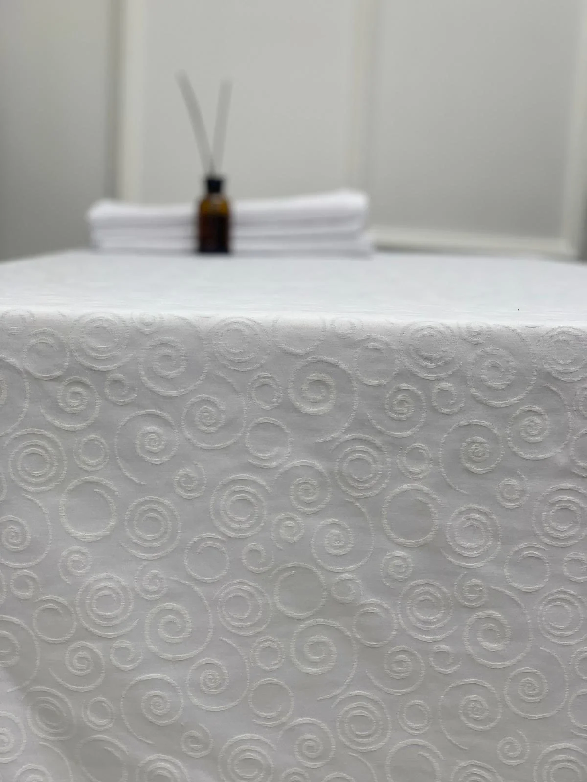 NİVEMESHOME 140X200 WEIßE RUNDEN SYMBOLFREIE FLECKRESISTENTE TISCHDECKE