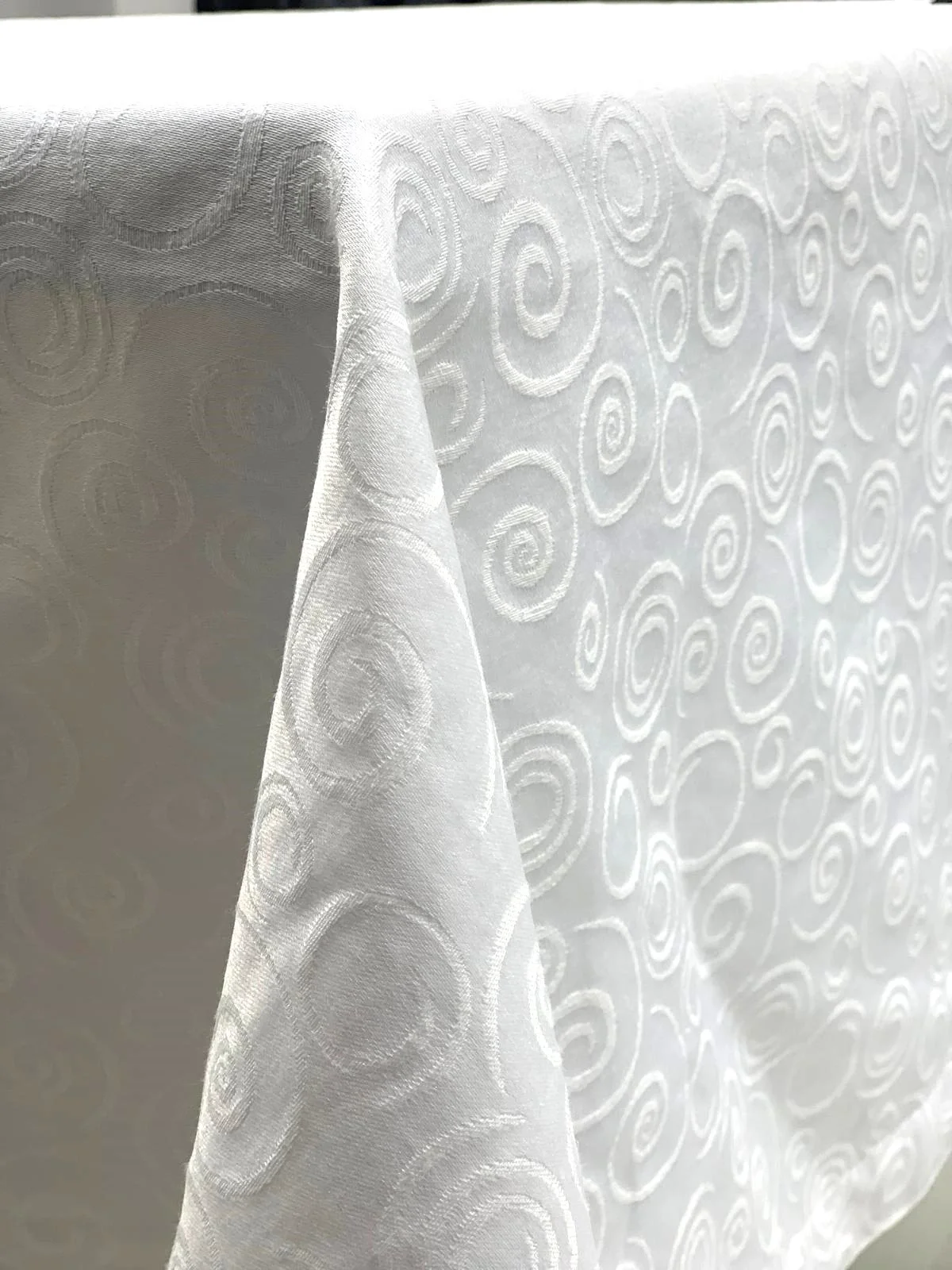 NİVEMESHOME 140X200 WEIßE RUNDEN SYMBOLFREIE FLECKRESISTENTE TISCHDECKE
