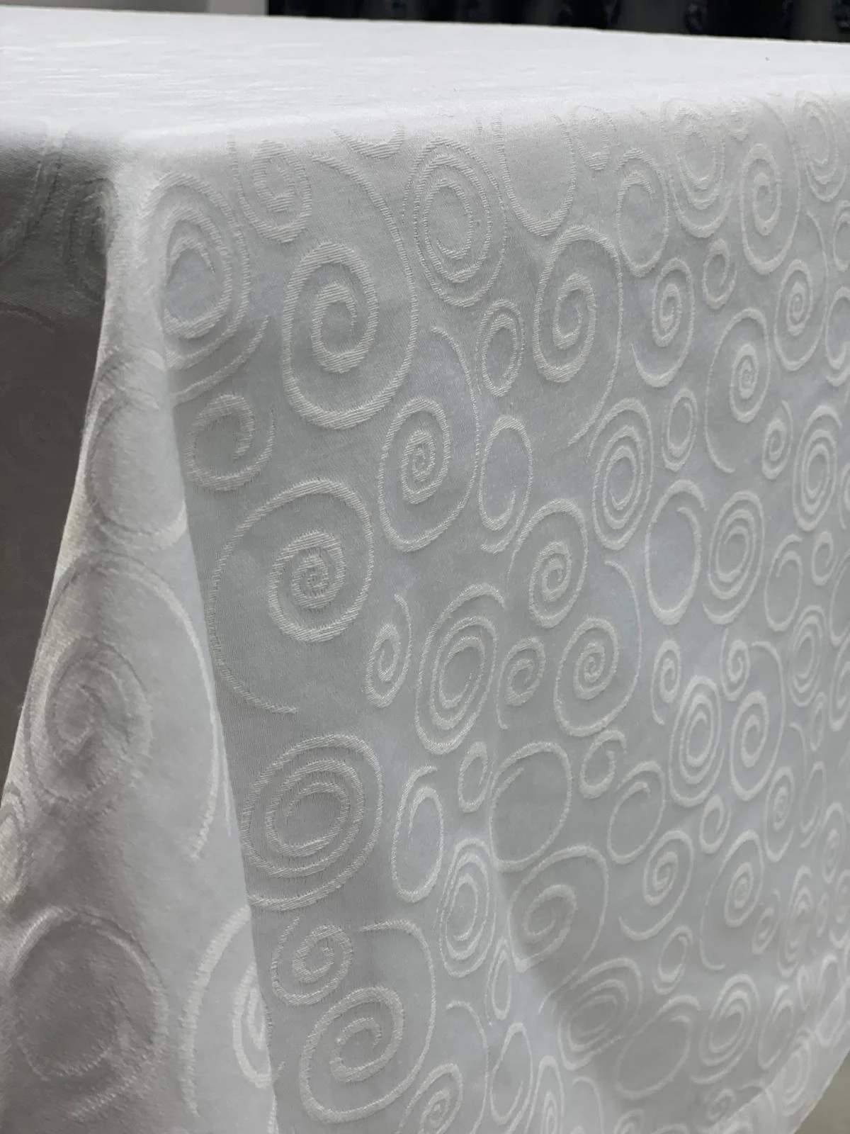 NİVEMESHOME 140X200 WEIßE RUNDEN SYMBOLFREIE FLECKRESISTENTE TISCHDECKE