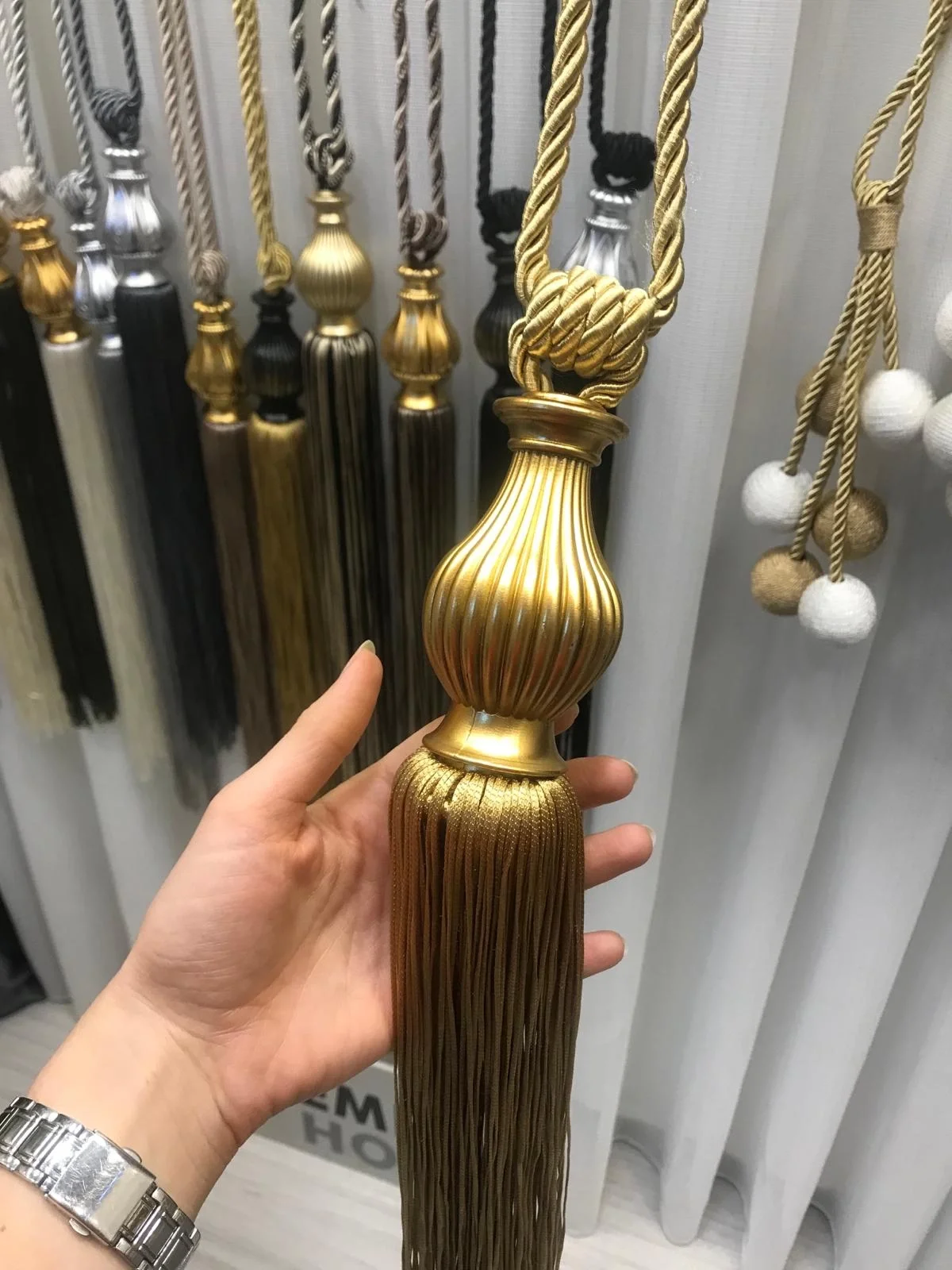 NIVEMESHOME GOLDEN TASSELLED GOLD APARAT CEILING ASSEMBLY BRACKET