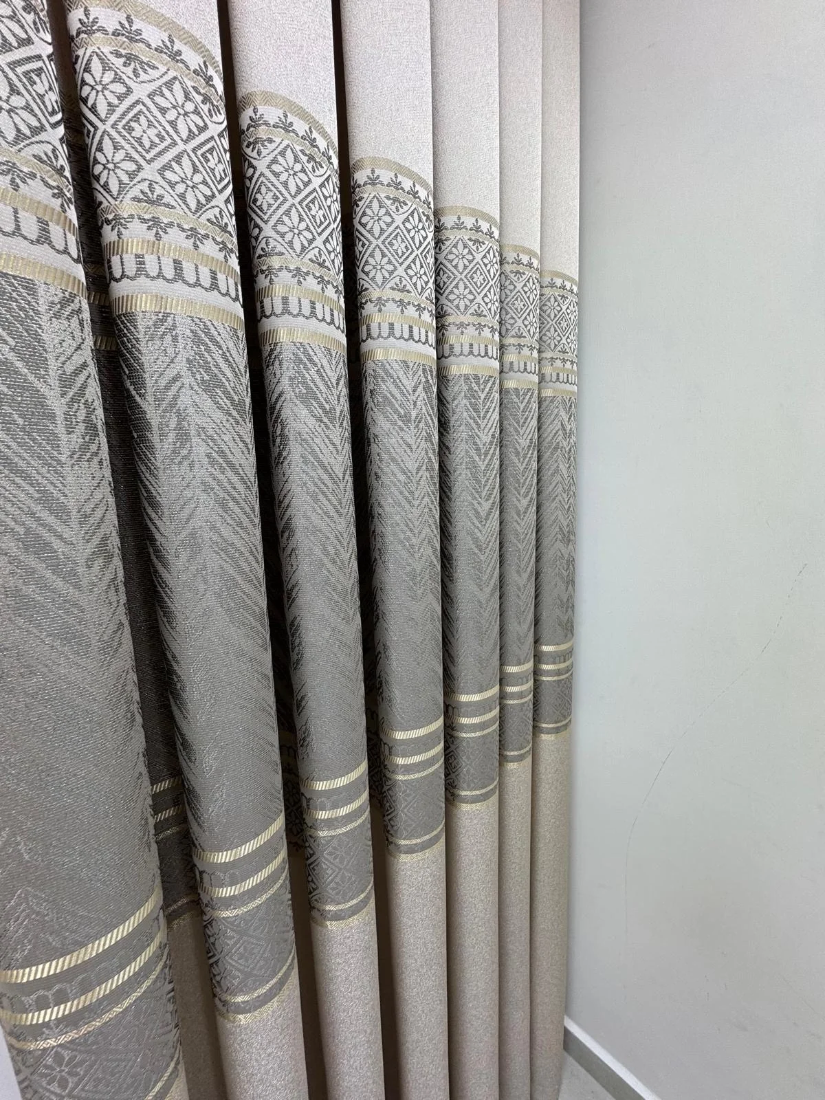 NİVEMESHOME AVŞA DESEN:632349 5204 VİZON 1/3 SIK PİLE FON PERDE APM