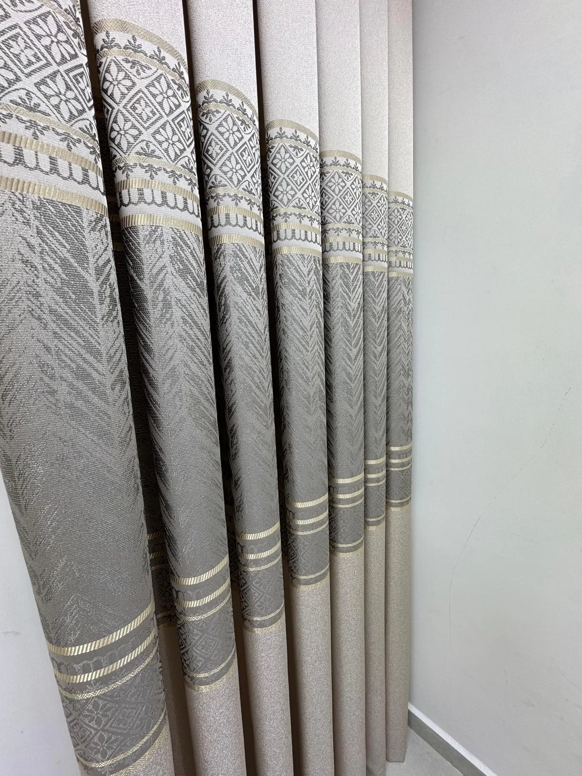 NİVEMESHOME AVŞA DESEN:632349 5204 VİZON 1/3 SIK PİLE FON PERDE APM