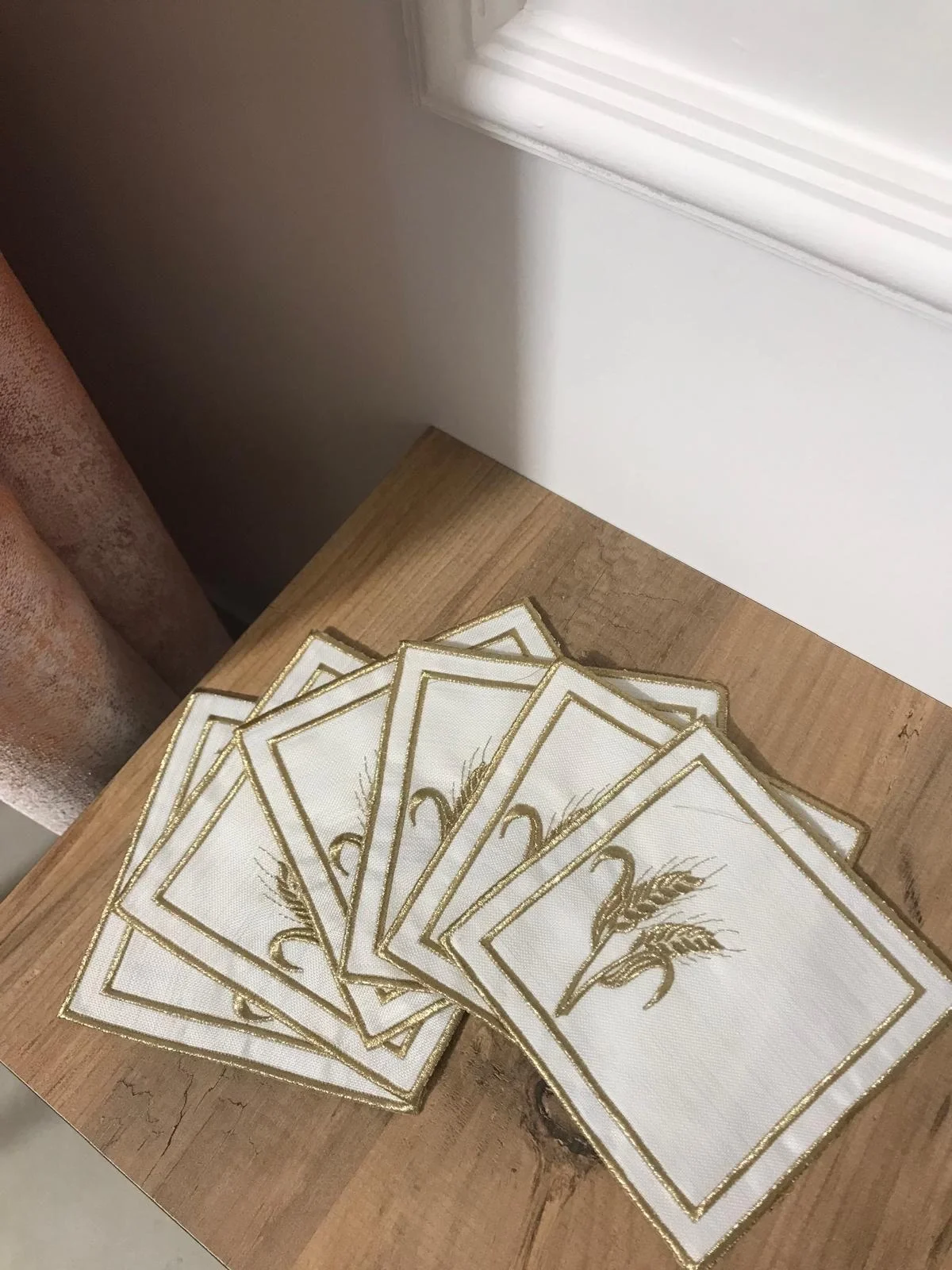 NIVEMESHOME TOVAGLIA DORO CON RICAMO A SPIGA A FORMA DI QUADRATO (6 PEZZI) TOVAGLIOLI DA COCKTAIL IN LINO MARRONE CON PORTA POSATE