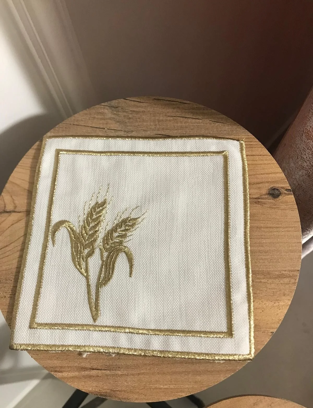NIVEMESHOME TOVAGLIA DORO CON RICAMO A SPIGA A FORMA DI QUADRATO (6 PEZZI) TOVAGLIOLI DA COCKTAIL IN LINO MARRONE CON PORTA POSATE