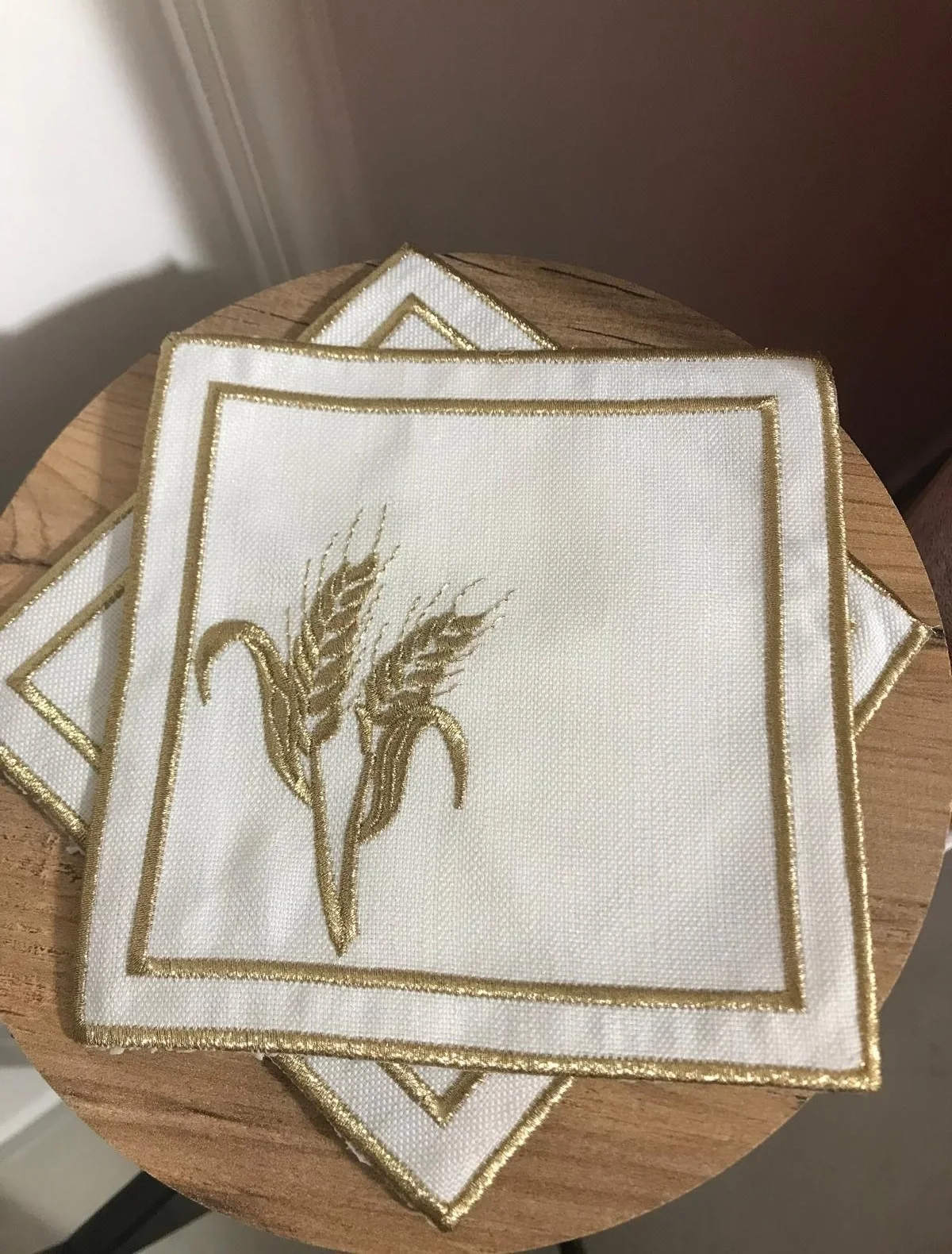 NIVEMESHOME TOVAGLIA DORO CON RICAMO A SPIGA A FORMA DI QUADRATO (6 PEZZI) TOVAGLIOLI DA COCKTAIL IN LINO MARRONE CON PORTA POSATE
