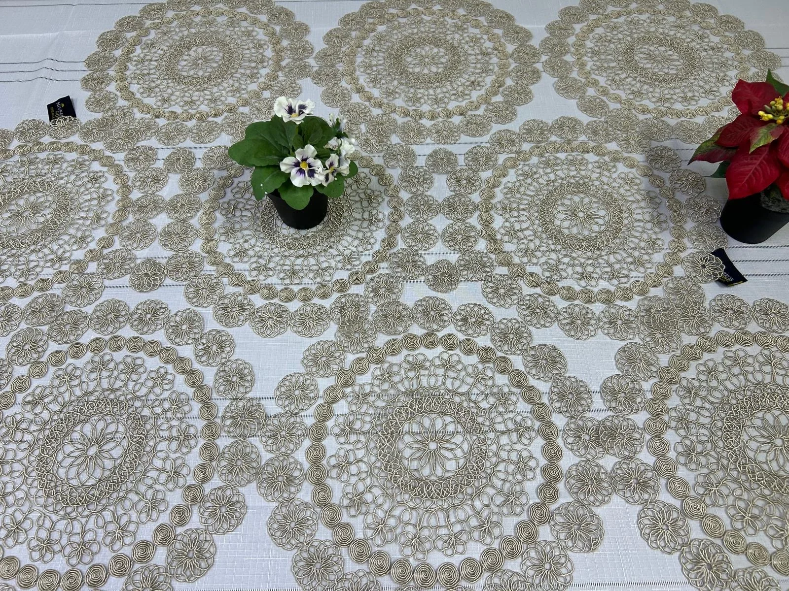 SET DA TAVOLA NIVEMESHOME IN BEIGE CON 7 PEZZI (RUNNER + 6 SOTTOTAZZE)