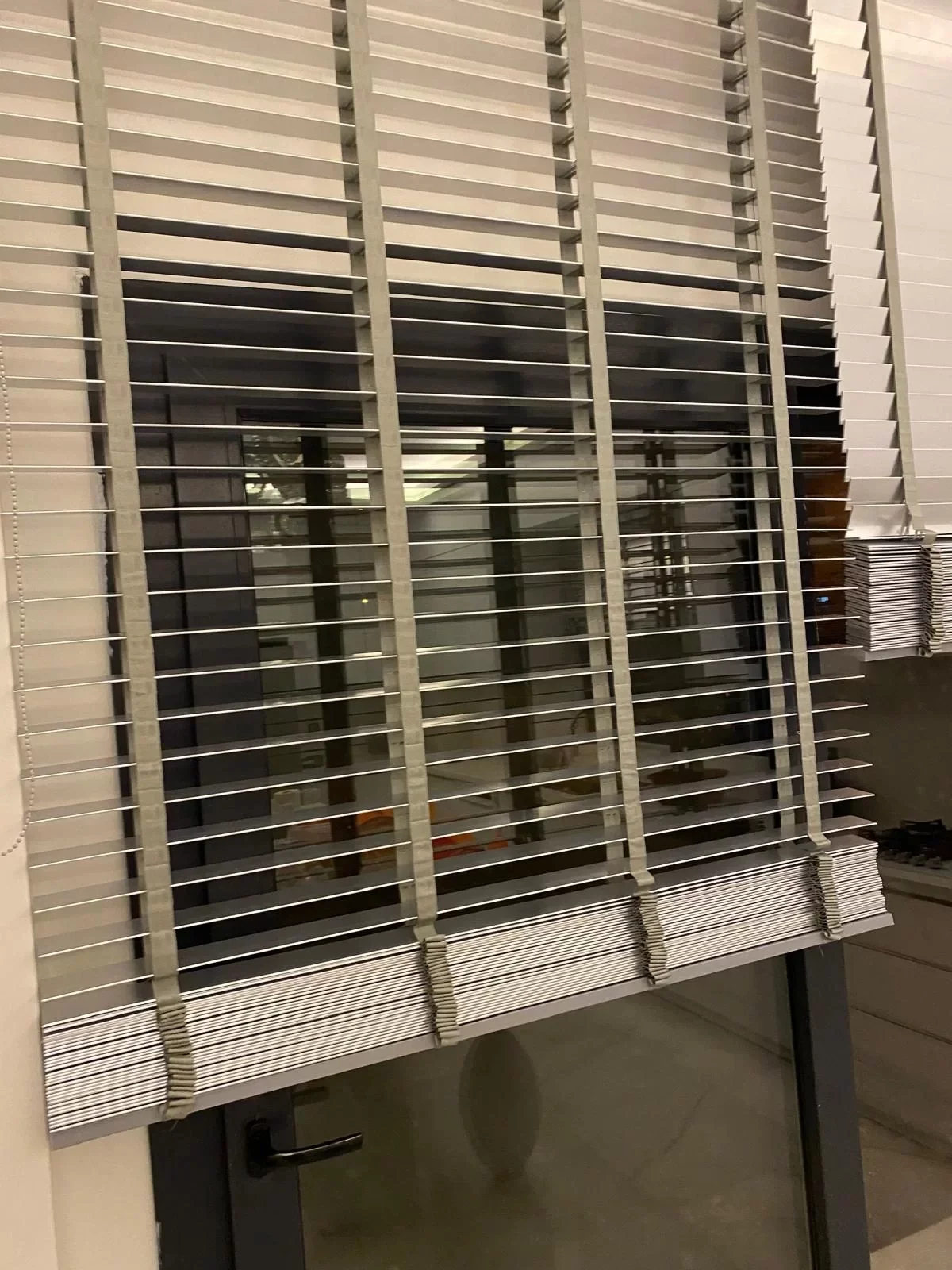NİVEMESHOME CEVİZ AHŞAP JALUZİ 50 MM REDÜKTÖRLÜ+KURDELALI PERDE