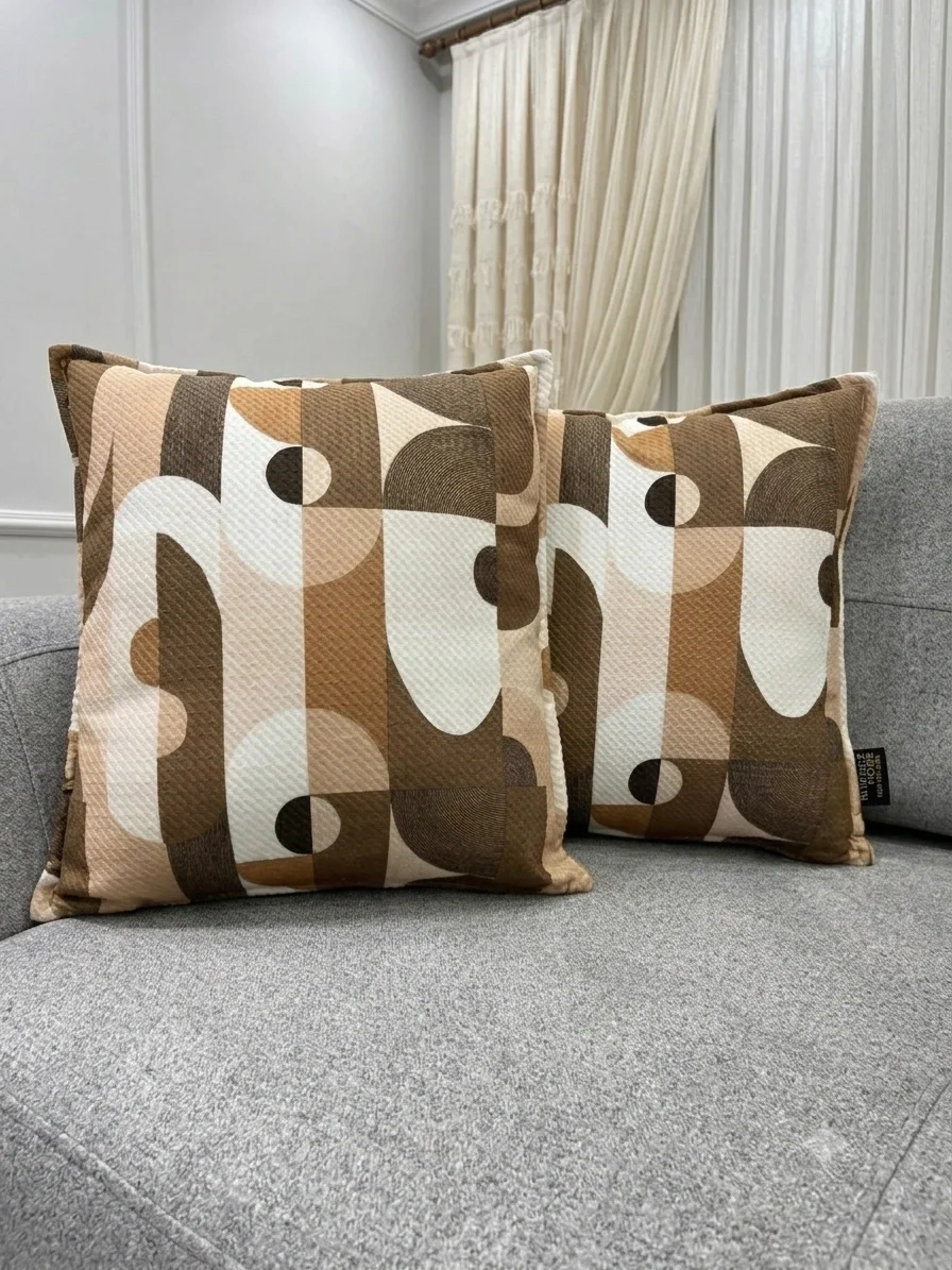 COPRICUSCINO CON FANTASIA GEOMETRICA BEIGE-CAFFÈ 45X45 DI NIVEMESHOME