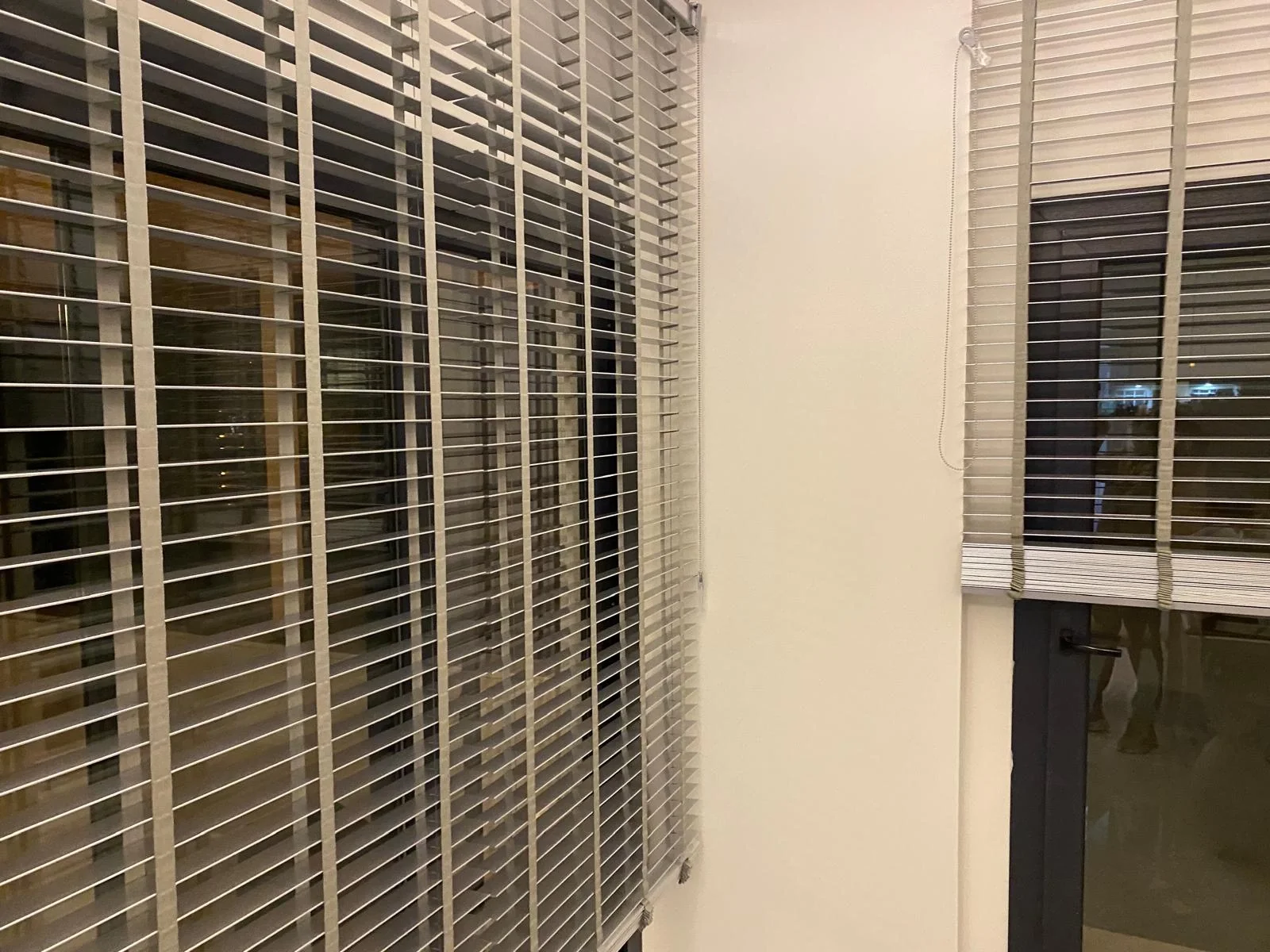 NİVEMESHOME GRİ AHŞAP JALUZİ 50 MM REDÜKTÖRLÜ+KURDELALI PERDE