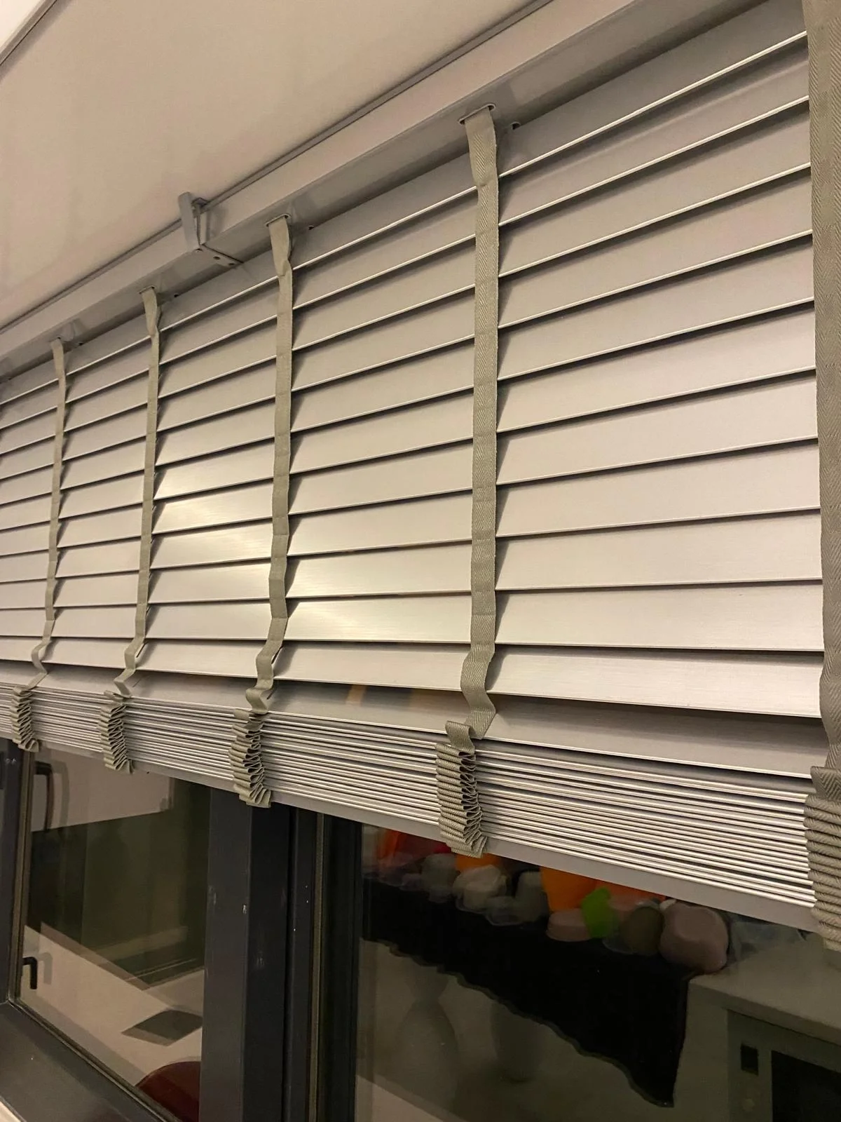 NİVEMESHOME GRİ AHŞAP JALUZİ 50 MM REDÜKTÖRLÜ+KURDELALI PERDE