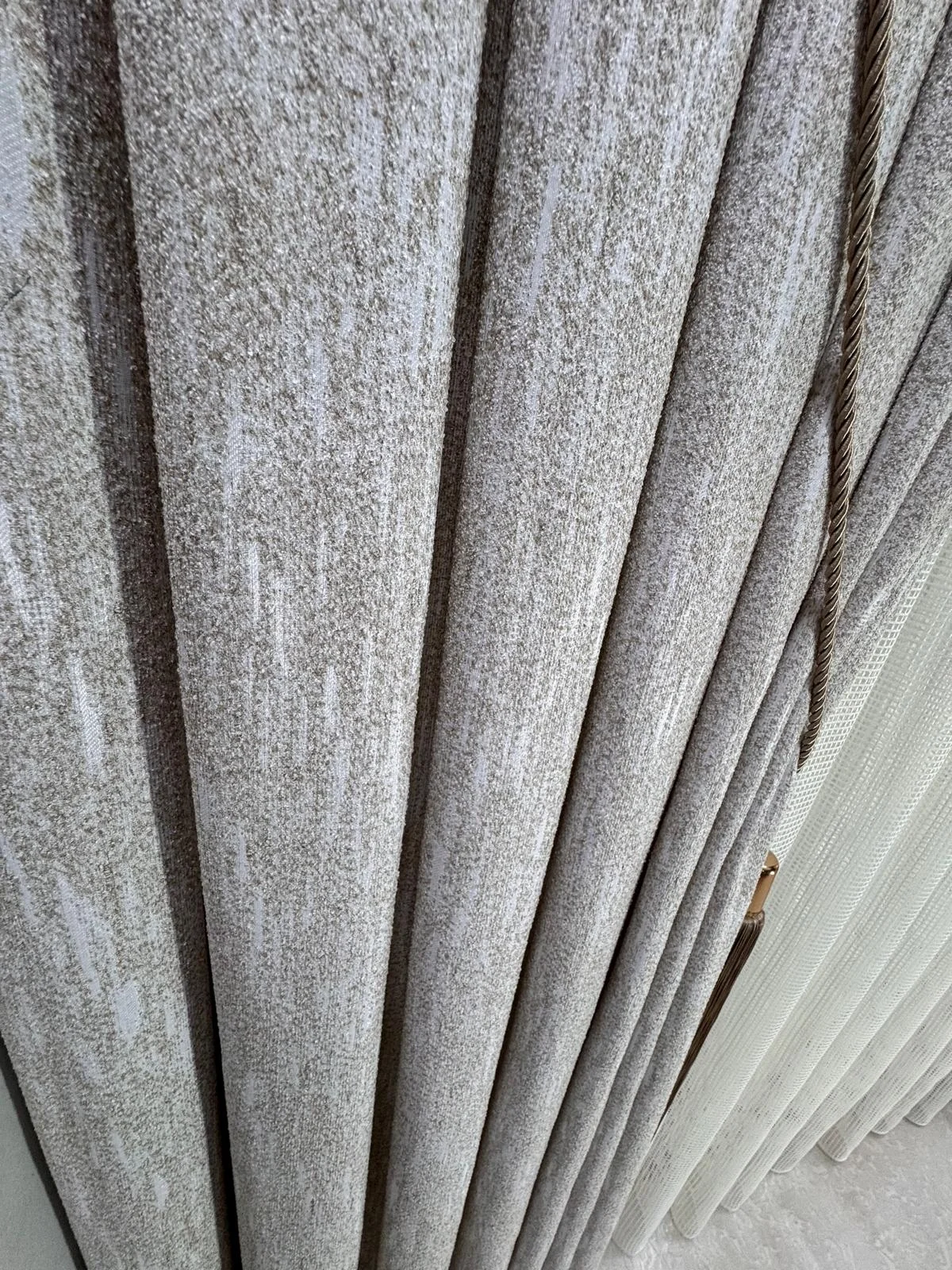 NİVEMESHOME HİCAZ DOKULU VİZON 1/3 SIK PİLELİ  FON PERDE APM