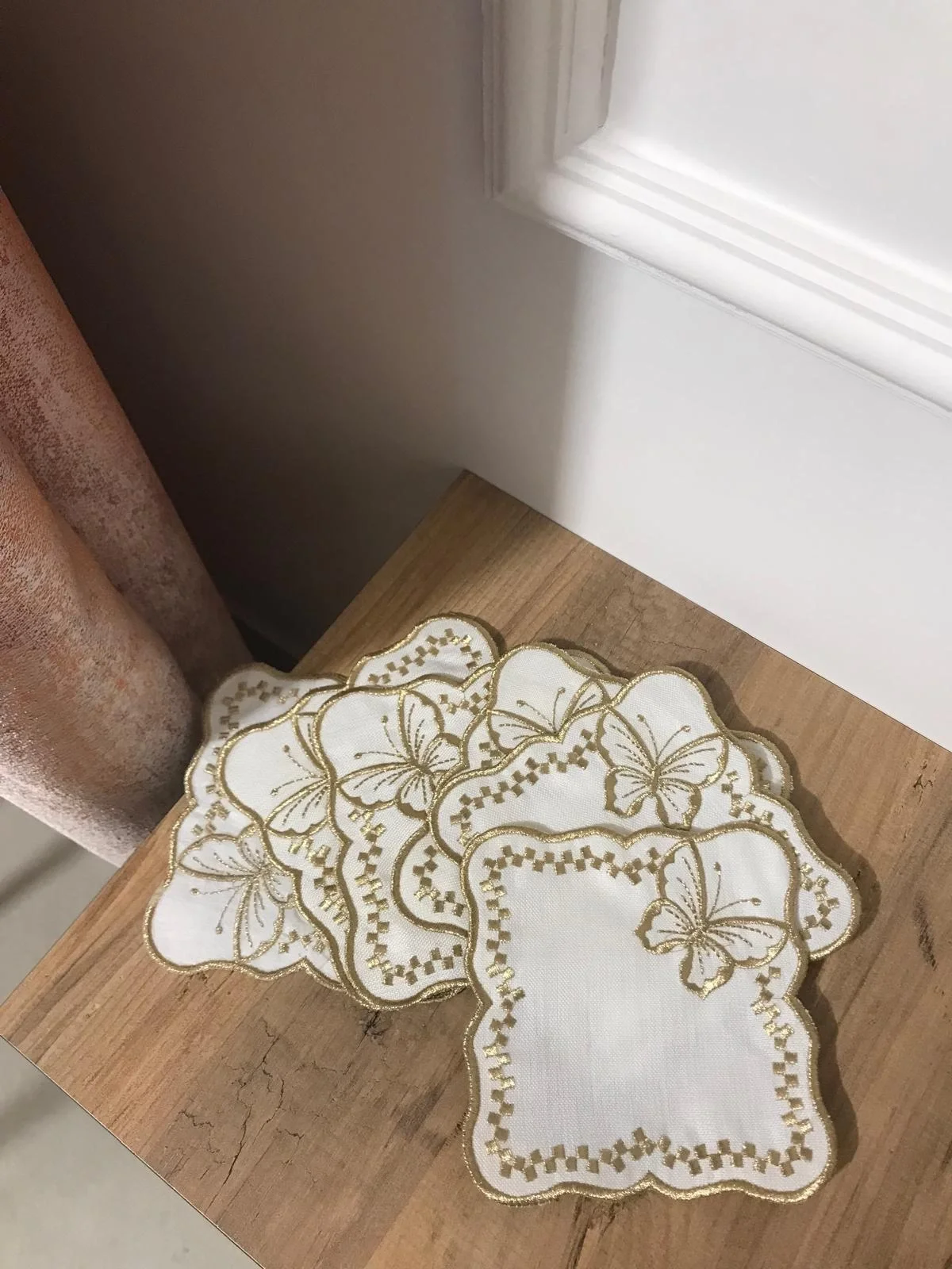 NAPOPEHOME FARFALLA ORO QUADRATO (6 PEZZI) TOVAGLIETTA COCKTAIL IN LINO, SERVIZIO LATO CAFFE