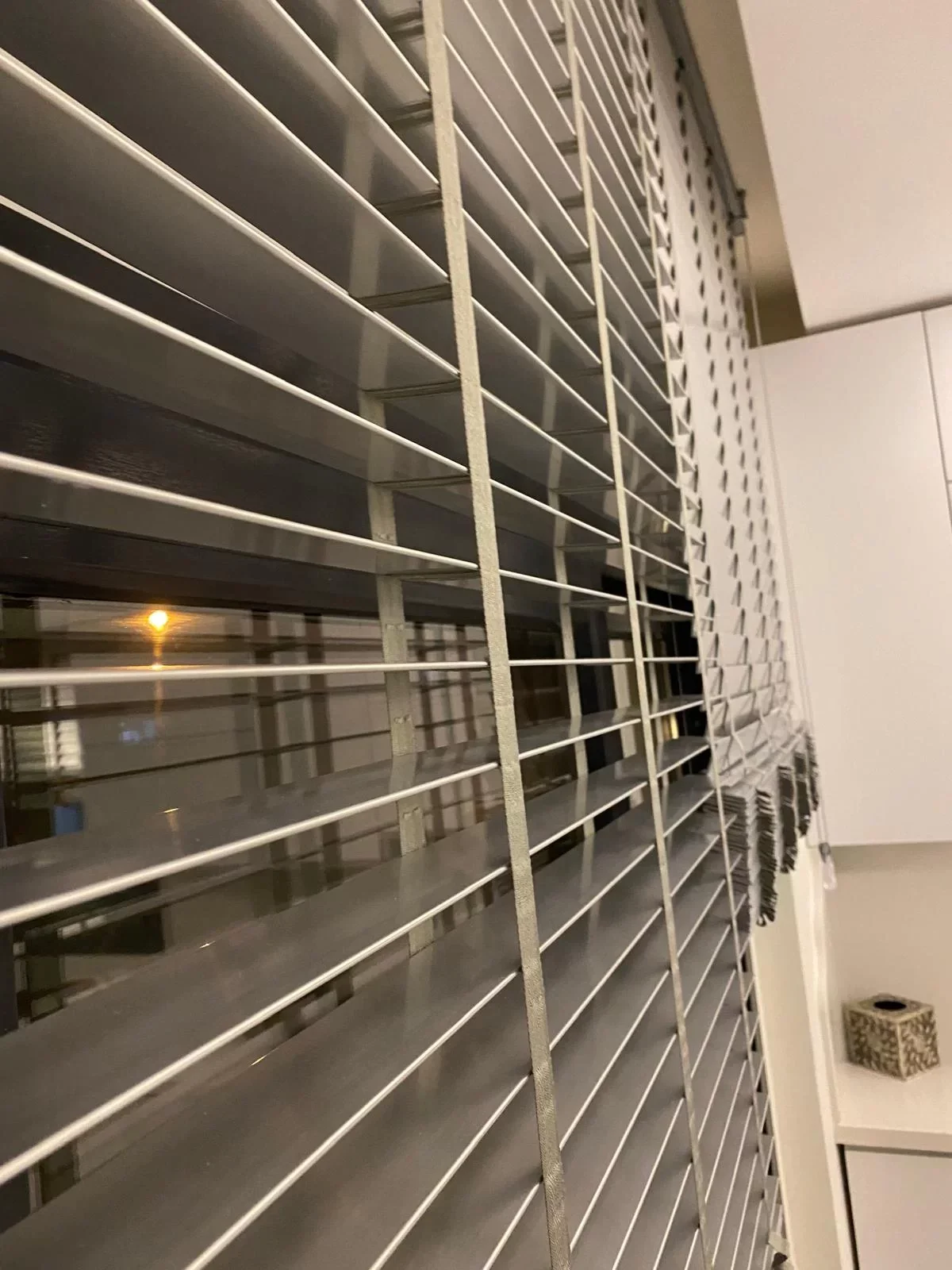 NİVEMESHOME CREMA PERSIANA DE LÁMINAS DE MADERA DE 50 MM CON REDUCTOR Y CORTINAS CON CORDÓN