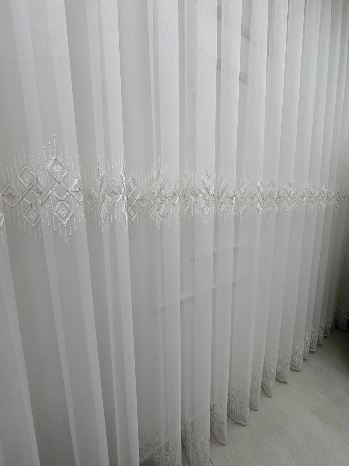 NİVEMESHOME LUNA GEOMETRİK DESENLERİNİN YER ALDIĞI ALTIN RENGİ 1/3 SIK PİLELİ TÜL PERDE APM