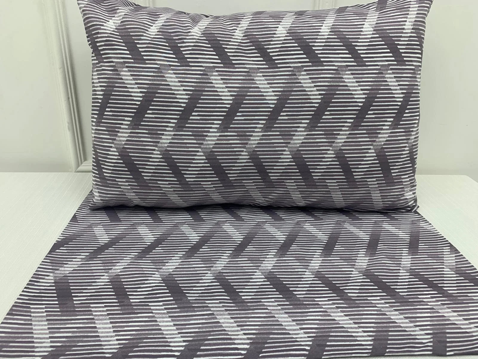 FUNDA DE COJÍN DE 2 PIEZAS CON DISEÑO DE LÍNEAS AZULES Y MORADAS 50X70 CON CIERRE