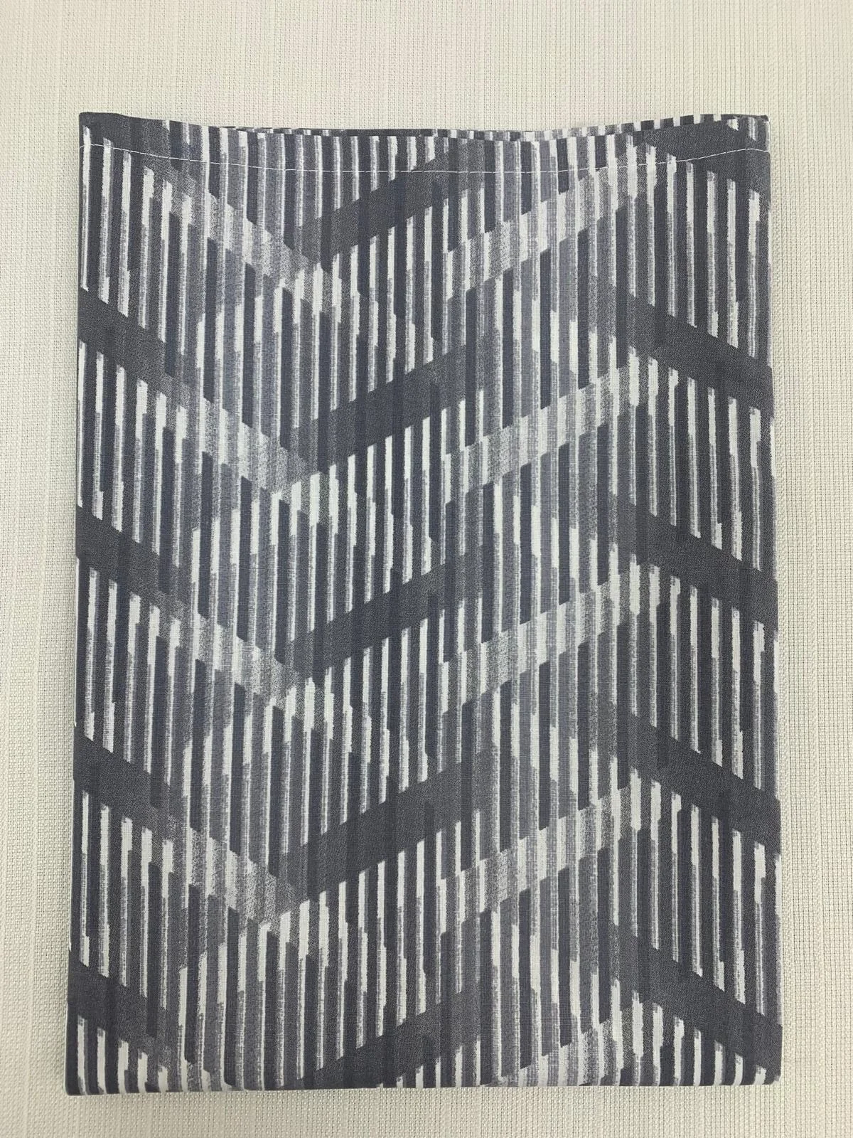 FUNDA DE COJÍN DE 2 PIEZAS CON DISEÑO DE LÍNEAS AZULES Y MORADAS 50X70 CON CIERRE