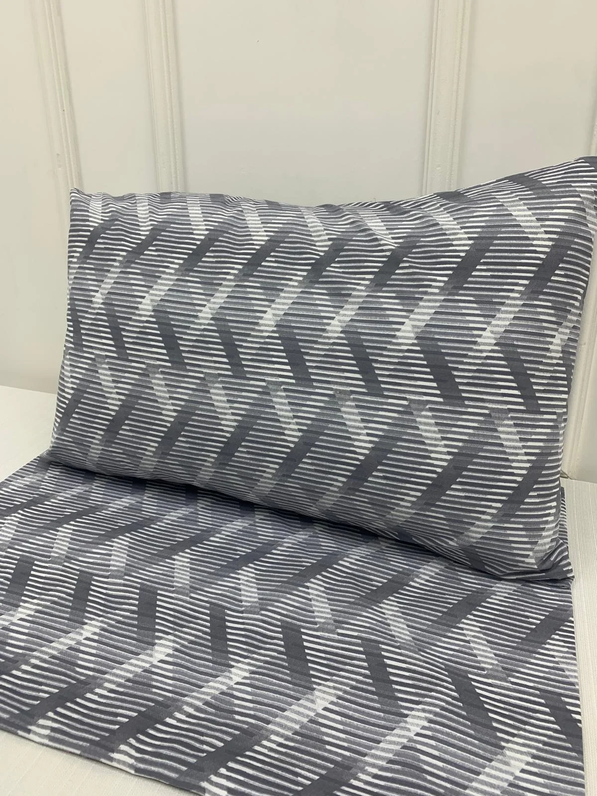 FUNDA DE COJÍN DE 2 PIEZAS CON DISEÑO DE LÍNEAS AZULES Y MORADAS 50X70 CON CIERRE