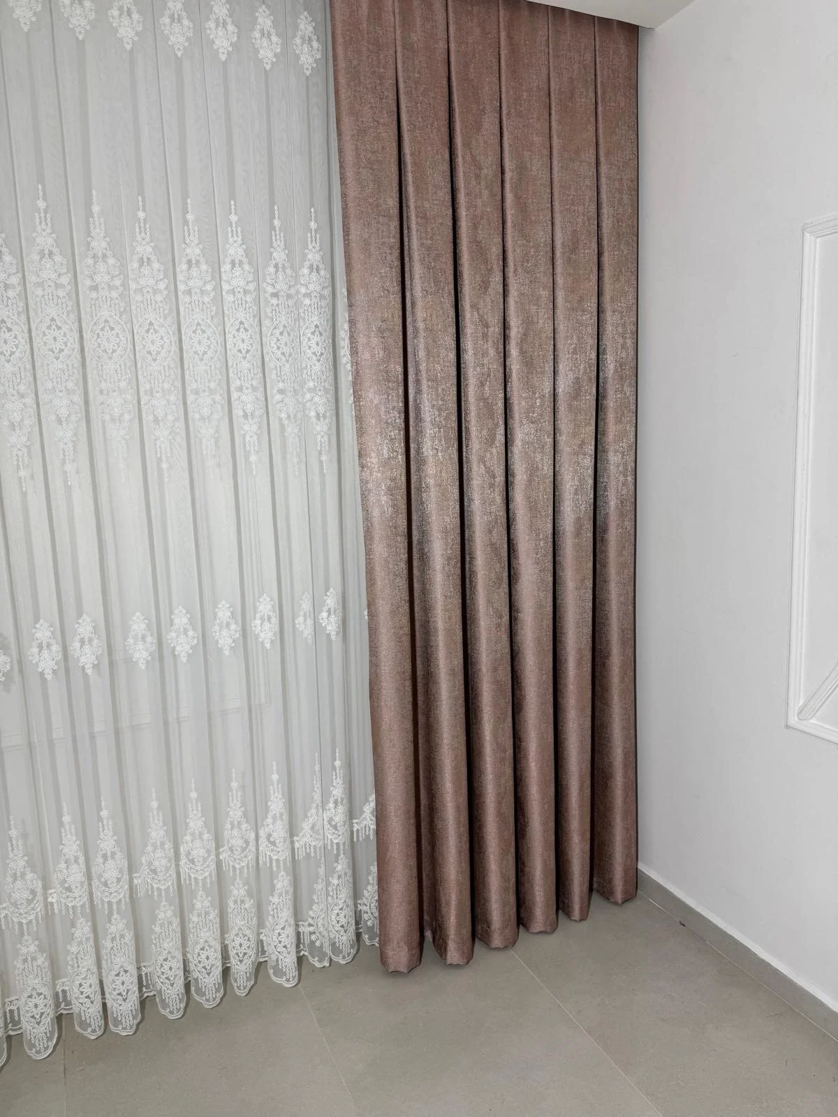 NİVEMESHOME PERA V-1001 YAVRUAĞZI 1/3 SIK PİLELİ FON PERDE APM