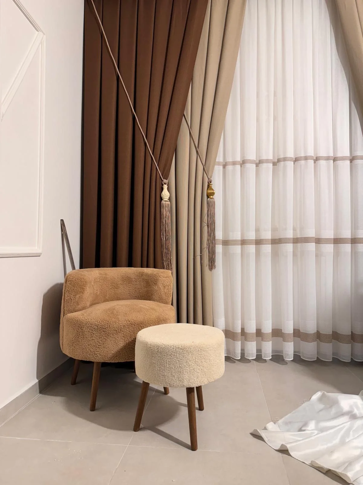 NIVEMESHOME ROMA LINEN 1/3 DENSE PILE COFFEE BACKGROUND CURTAIN APM