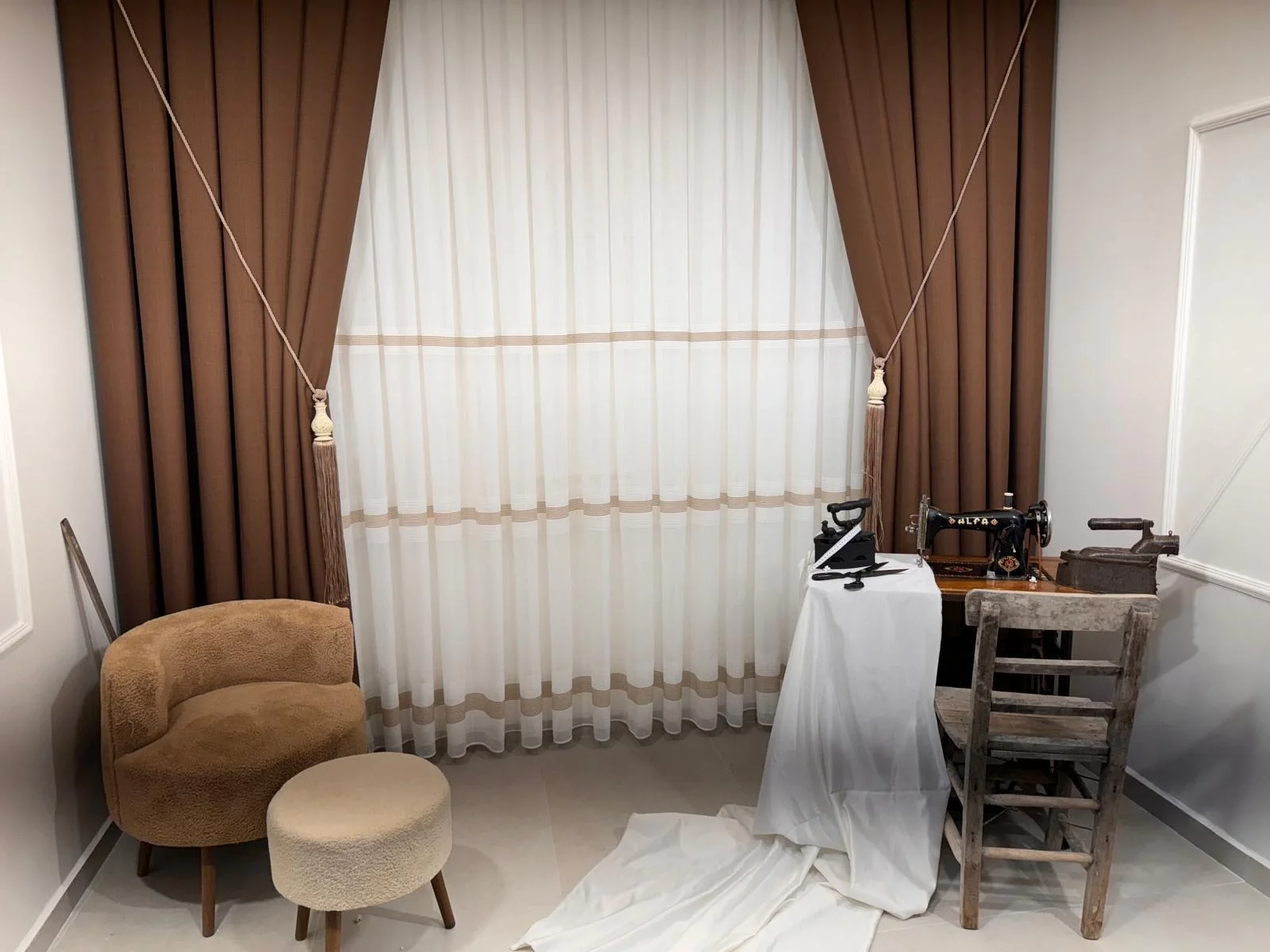 NIVEMESHOME ROMA LINEN 1/3 DENSE PILE COFFEE BACKGROUND CURTAIN APM
