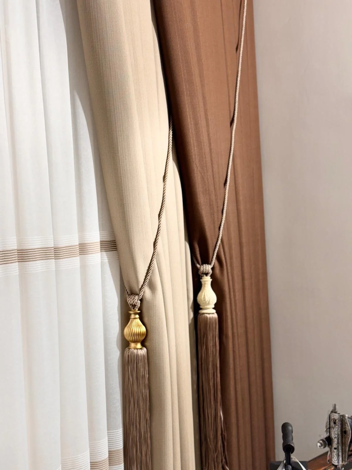 NIVEMESHOME ROMA LINEN 1/3 DENSE PILE COFFEE BACKGROUND CURTAIN APM