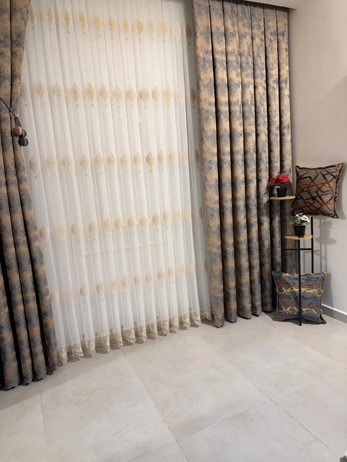 NİVEMESHOME SİNOP 523 V-104 ALTIN İŞLEMELİ 1/3 SIK PİLELİ TÜL PERDE APM