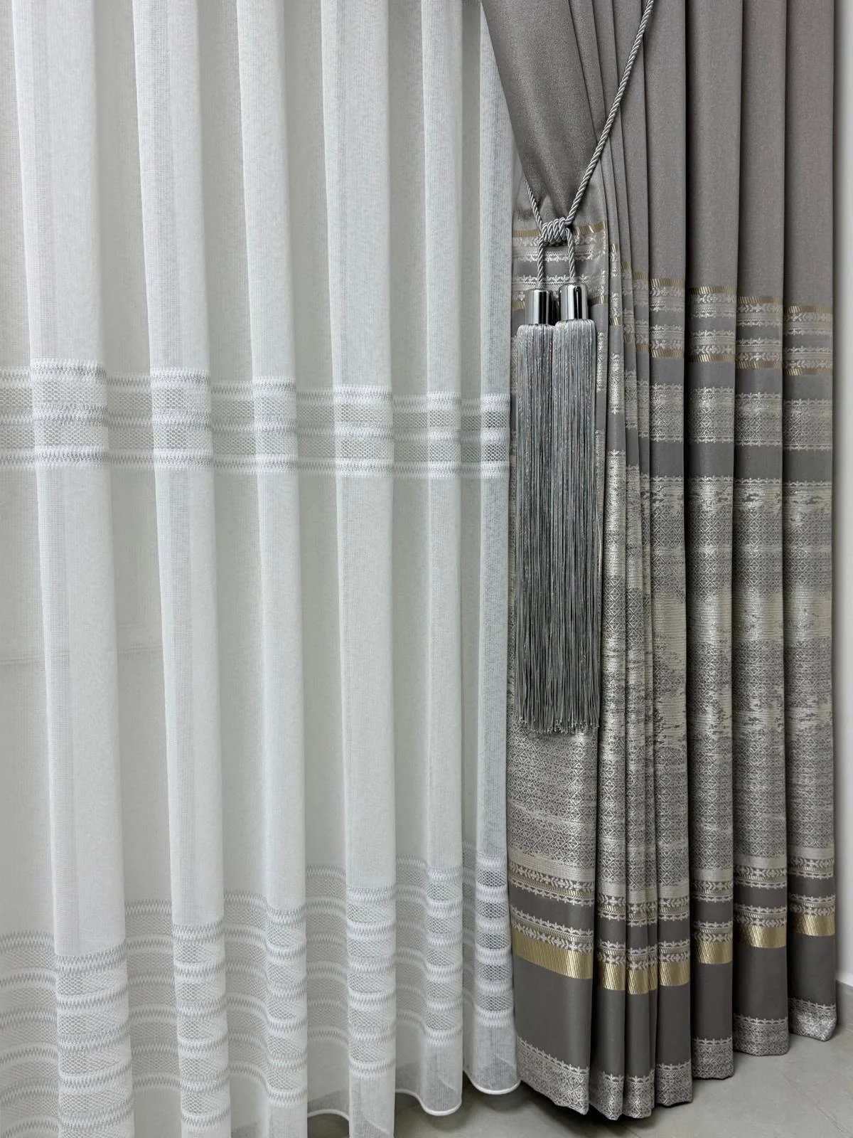 NİVEMESHOME URLA V-5404 GRİ 1/3 SIK PİLELİ FON PERDE APM