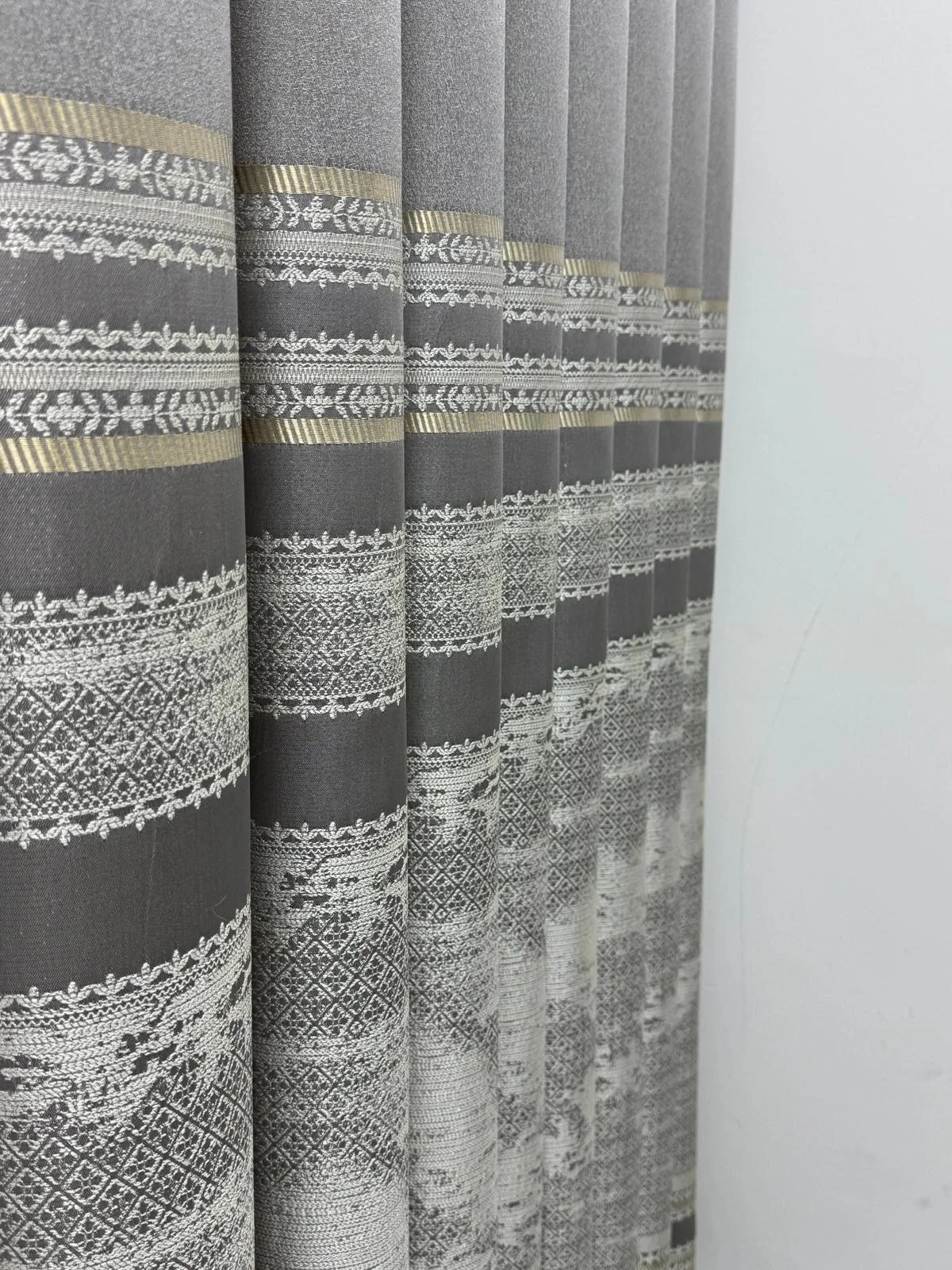 NİVEMESHOME URLA V-5404 GRİ 1/3 SIK PİLELİ FON PERDE APM