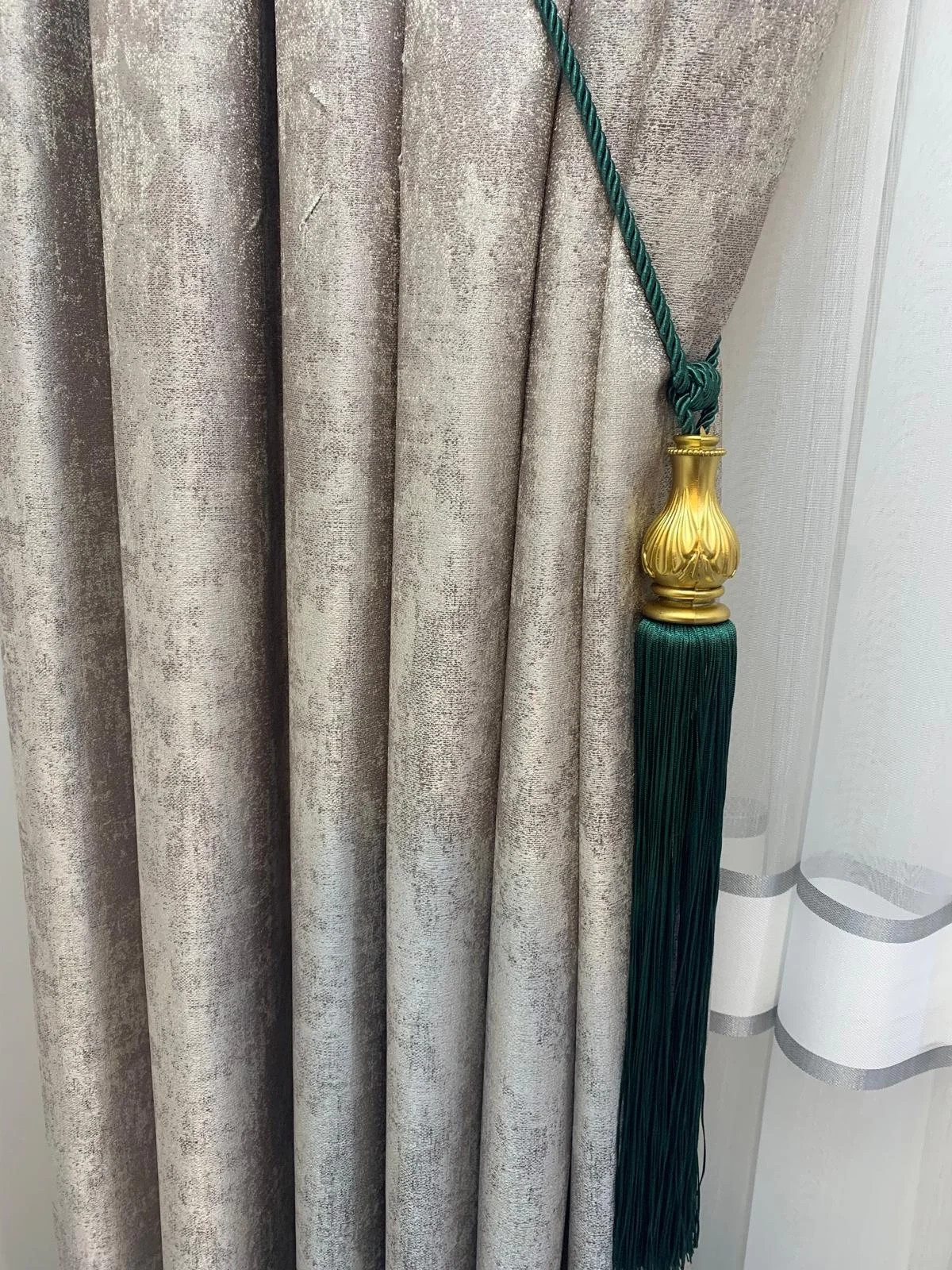 NİVEMESHOME ZÜMRÜT YEŞİLİ SAÇAKLI GOLD APARAT TAVAN TOPLAMA BRAÇOL