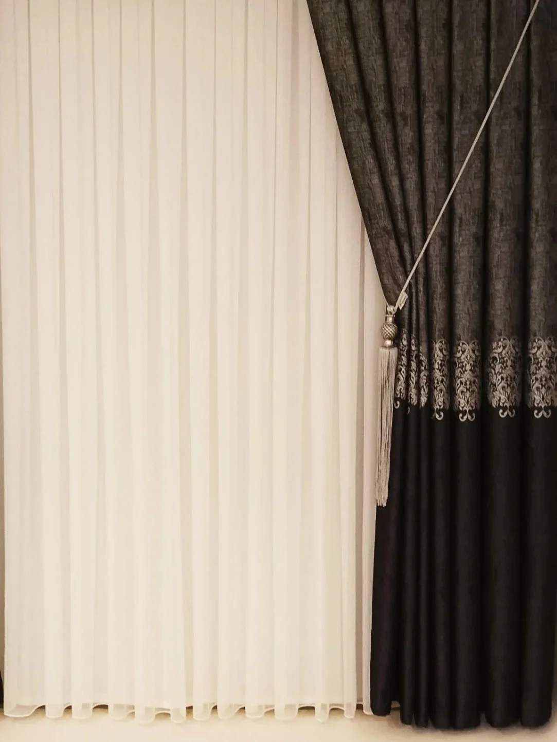 SERVI ANTHRACITE 1/3 PILE BACKGROUND CURTAIN APM