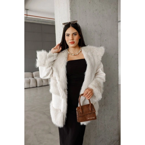 Kadın  Kırık Beyaz Peluş Kaban