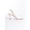 Kadın Beyaz Rugan Detaylı Topuklu Sandalet TR13MY01C