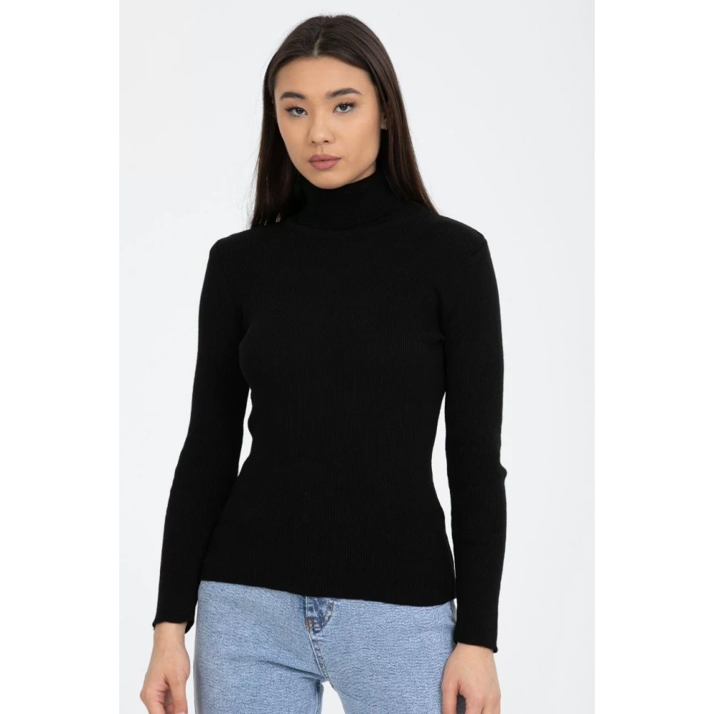 Kadın Siyah Boğazlı Kazak