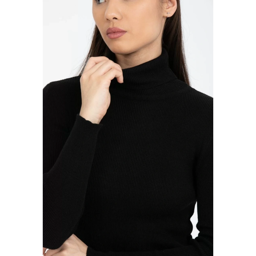 Kadın Siyah Boğazlı Kazak