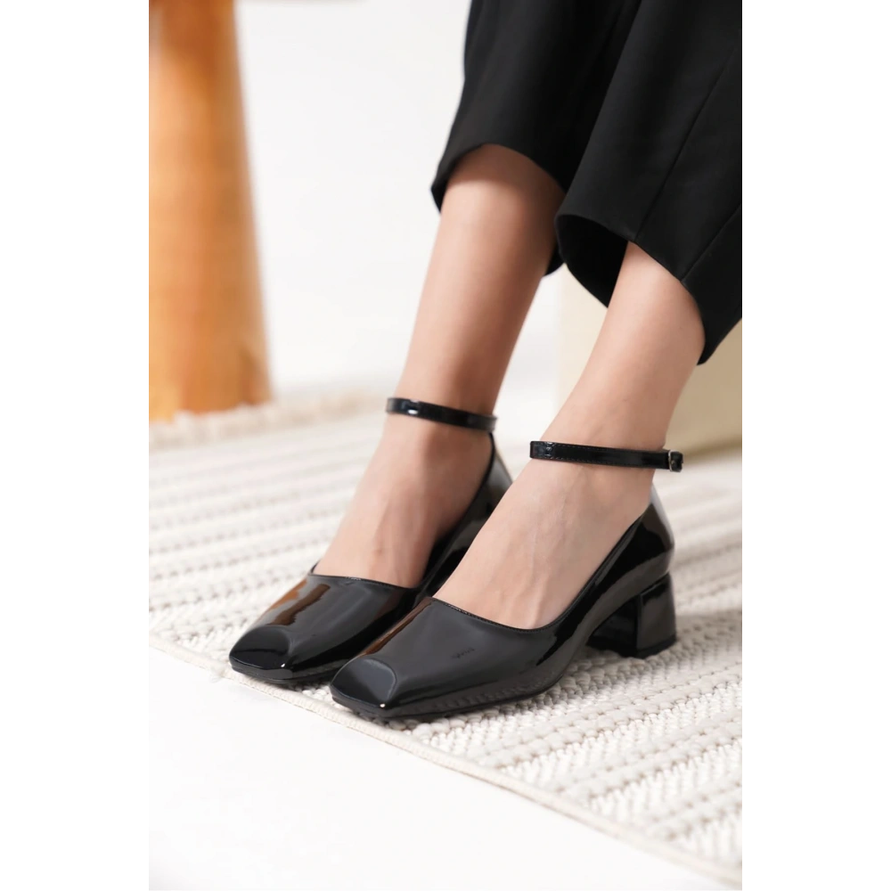 Siyah Rugan Kadın Topuklu Ayakkabı TR18MS16A