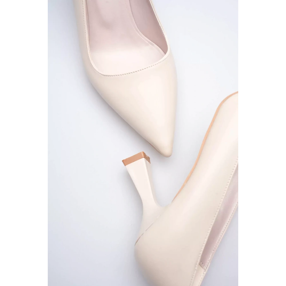 Bej Sivri Burun Orta Topuklu Kadın Stiletto TR20MS02C