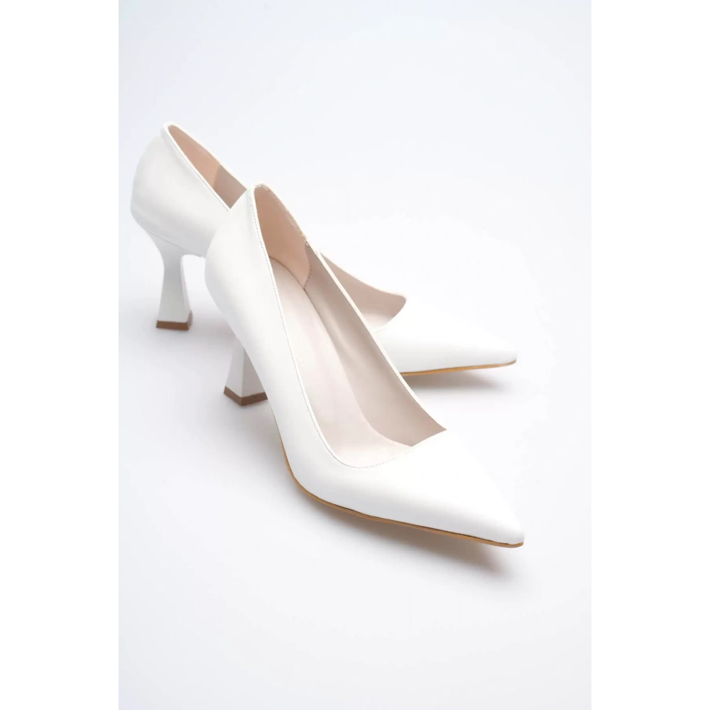 Beyaz Sivri Burun Orta Topuklu Kadın Stiletto TR20MS02B
