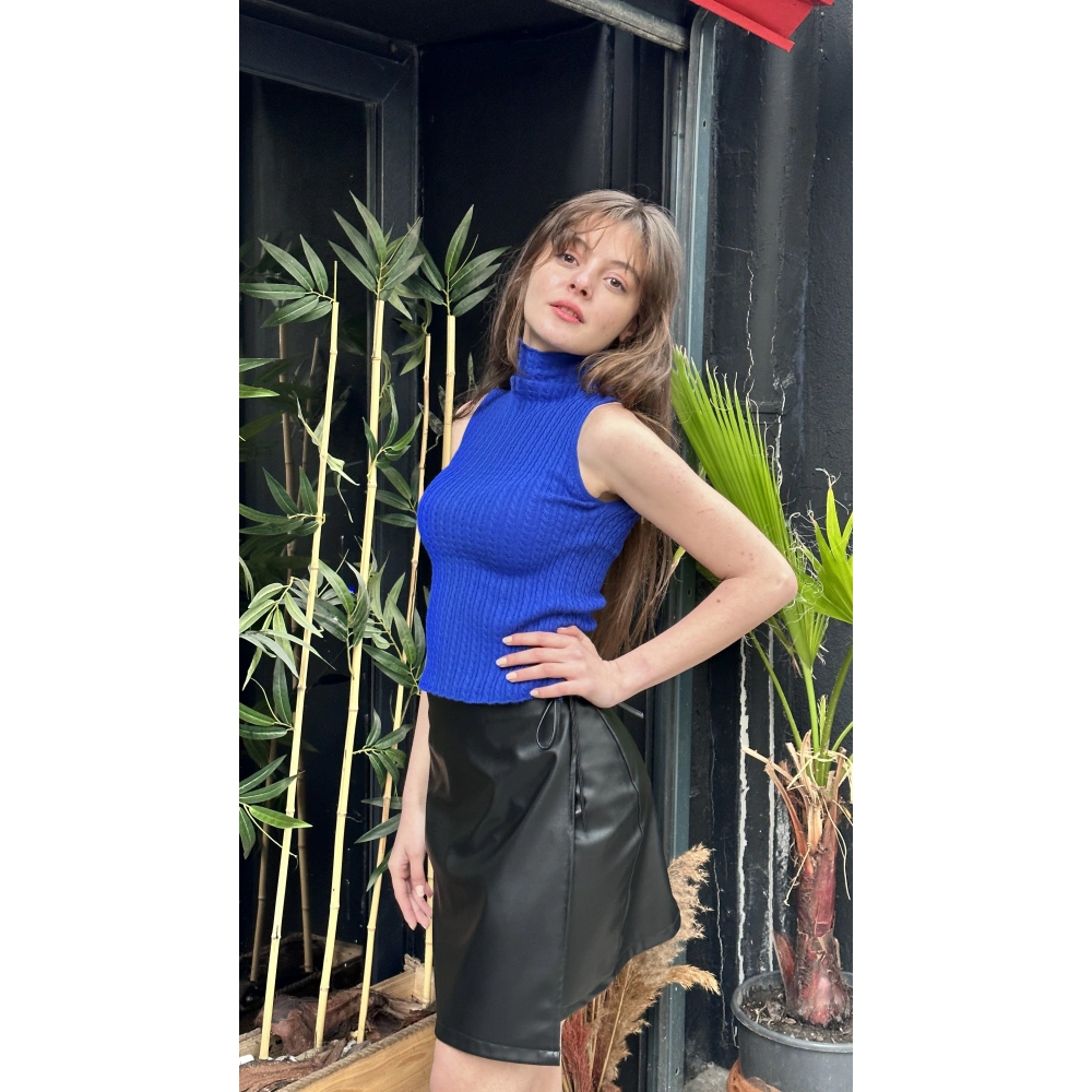 Kadın Saks Mavi Boğazlı Sıfır Kol Kazak