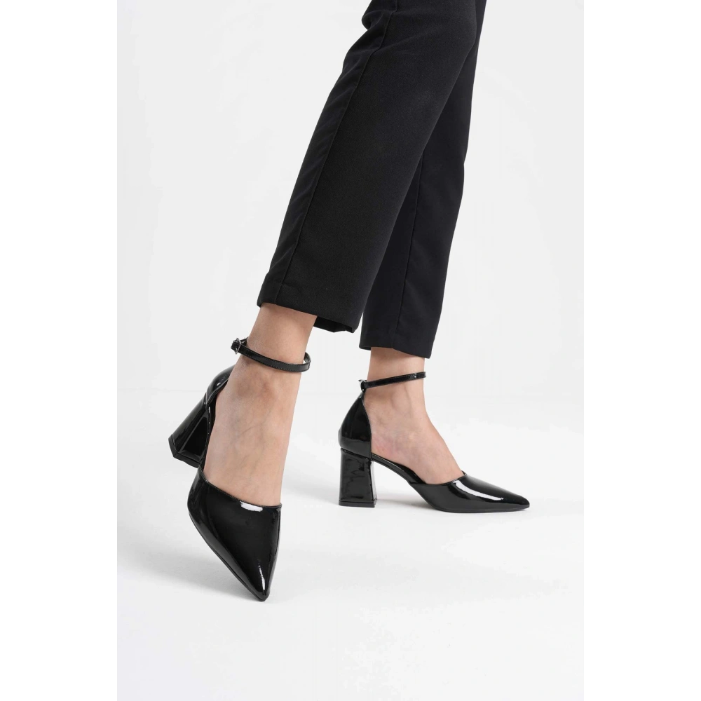 Siyah Rugan Kadın Topuklu Ayakkabı TR08MS11A