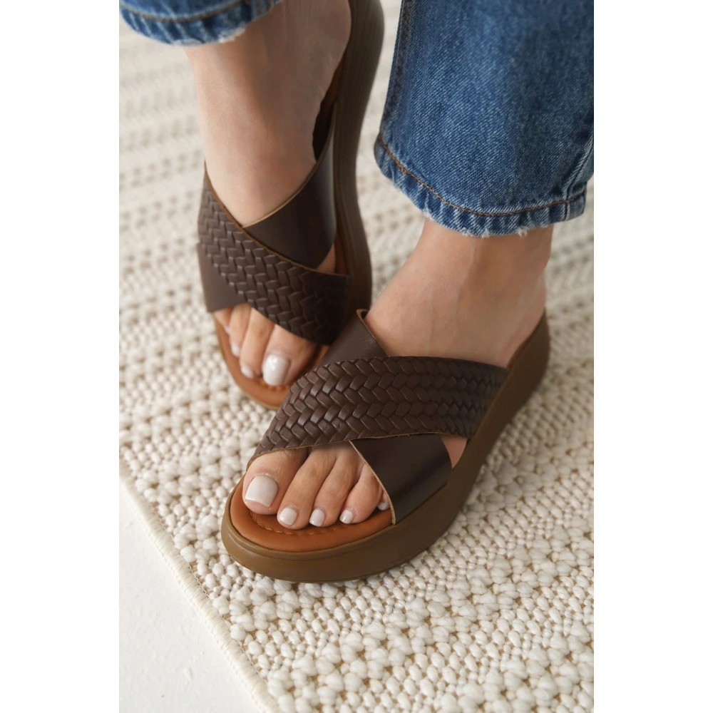 Acı Kahve Örgü Desenli Hakiki Deri Terlik TR31MY53K